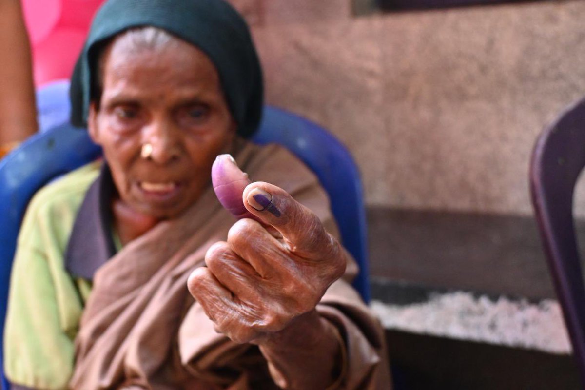 #LSPollsWithTNIE #KarnatakaElections A 99-year-old Thayavva casted vote in Chamarajpet in #Bengaluru Central Photo by: @ShashidharNIE