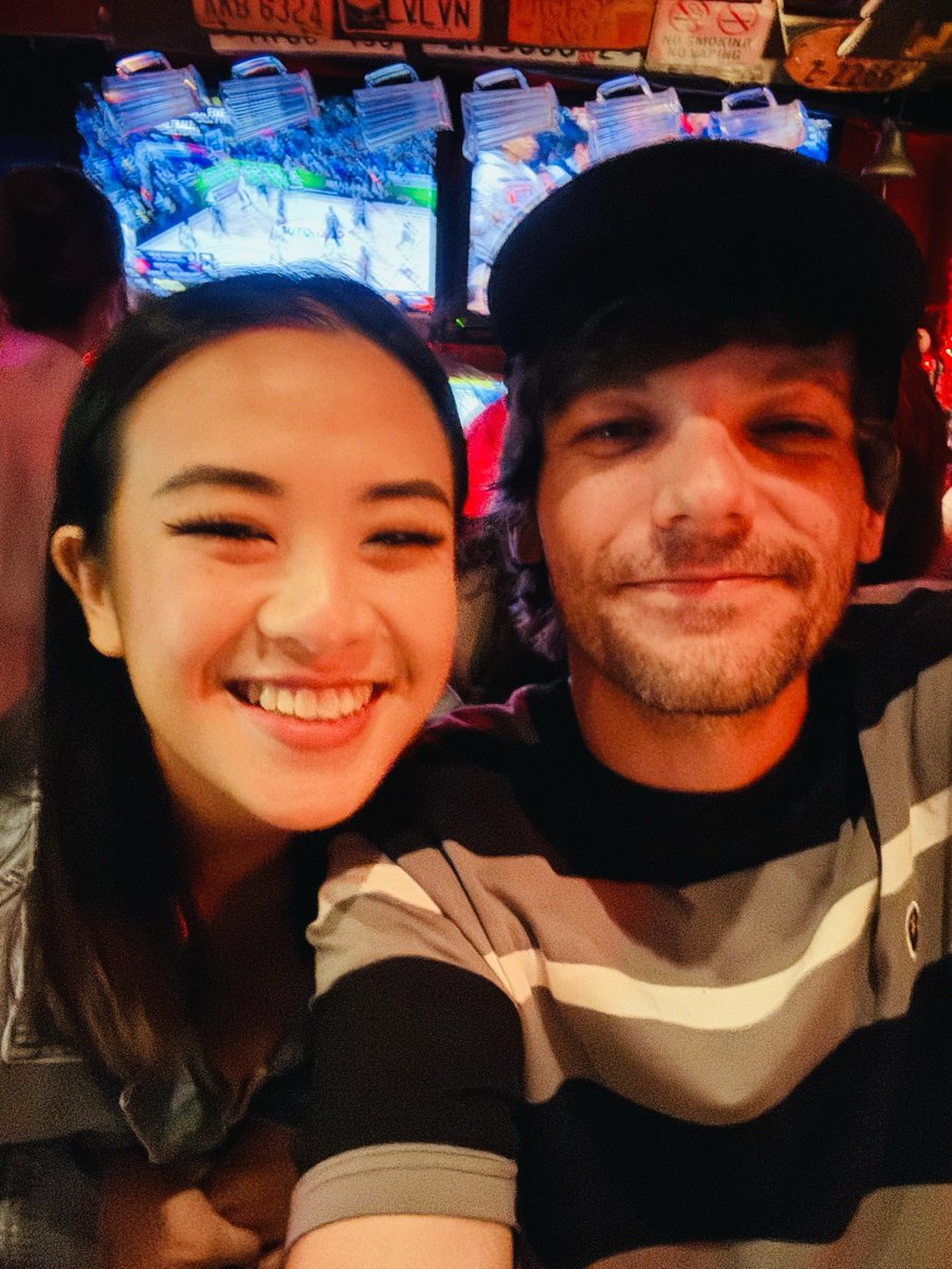 Louis in a selfie with a fan in Los Angeles recently! 📸: louisupdates