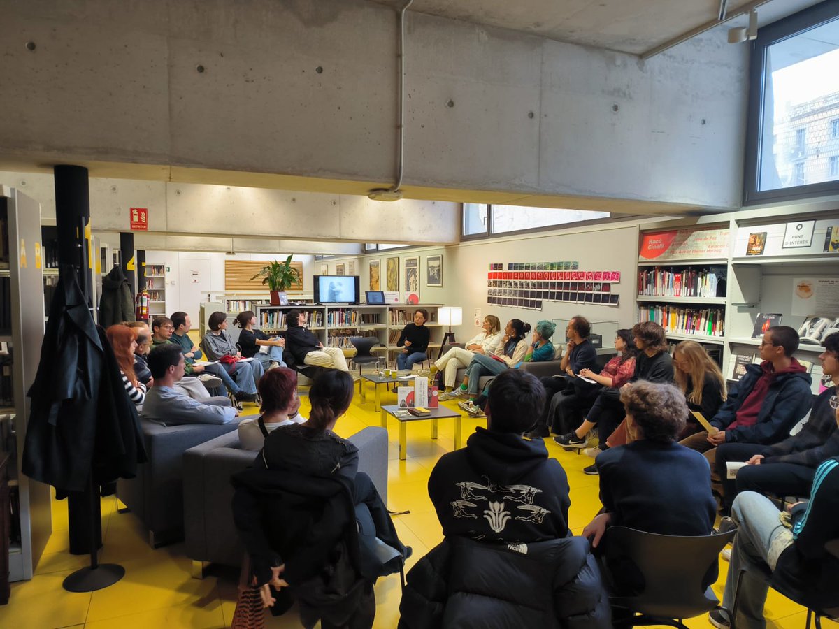 Ahir a la Filmoteca, mentre a la sala Laya estrenàvem La hija del mar, la nova digitalització de #VisibilitzemCinemaCatalà, amb presentació de Romà Guardiet i Ferran Alberich... ...a la #BibliotecaCinema celebràvem una sessió de lectura en el marc de l'exposició #ForaDeCasa