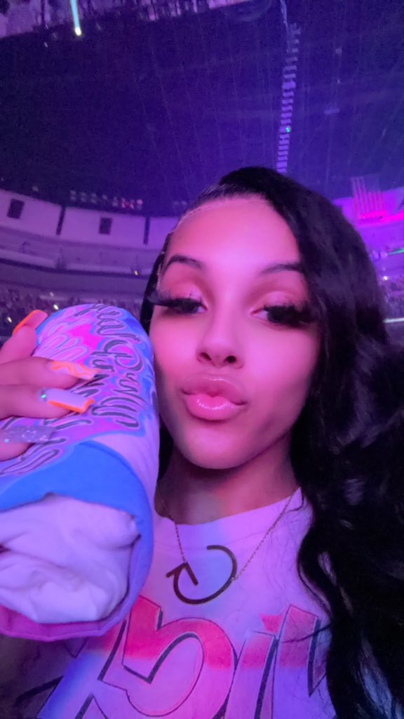 yes_imgabbyy's tweet photo. i also caught the shirt you threw queeny @NICKIMINAJ 😛😛😛#GagCityChicago https://t.co/C107k0juzx