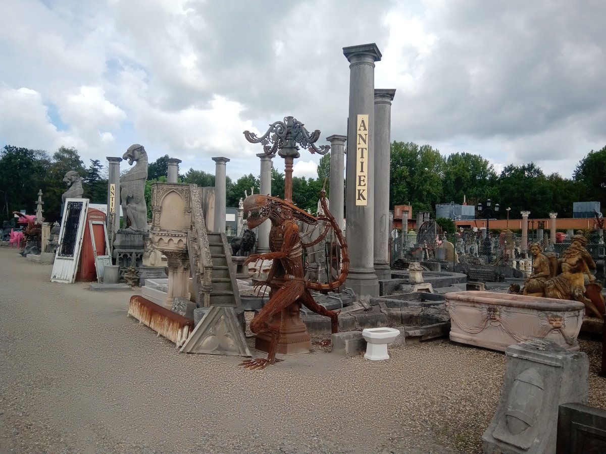I used to pass this rusty running Xenomorph on the way to Brussels, but this bric-a-brac shop and the creature are no longer there, so better stay alert. Happy #AlienDay