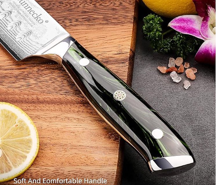 Crafted with resin akin to emerald, our Santoku knife handle exudes luxury and elegance, enhancing your kitchen experience.

#KitchenEssentials #EffortlessElegance