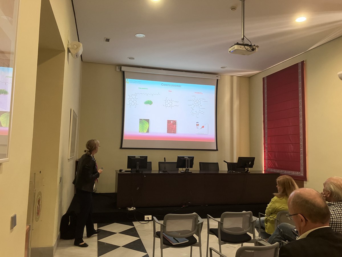 Amazing t talk last April 23rd by Prof. Dorota Gryko @GroupGryko of the Institute of Organic Chemistry of the Polish Academy of Sciences about 'Photochemical transformations enabled by porphyrinoids' in @MolToledo 👩‍🔬🍃🌞 @MAmbBioquimUCLM @uclm_es