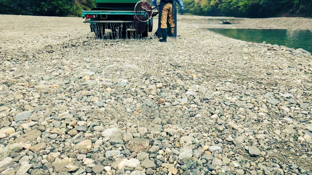 noburons's tweet photo. 世の中　凄い高級車🚜💨　速いスポーツカー等🏎️💨　色々あるが
見ていて　これほどドキドキ💗する車は、なかなかない！🤩🎣　

🧑‍🍳「45番！鱒の竜田揚げのお客さ〜ん」
🙋おっ！鱒丼コールがかかったので　お先に😘🍽️ https://t.co/zAggvhXgr0