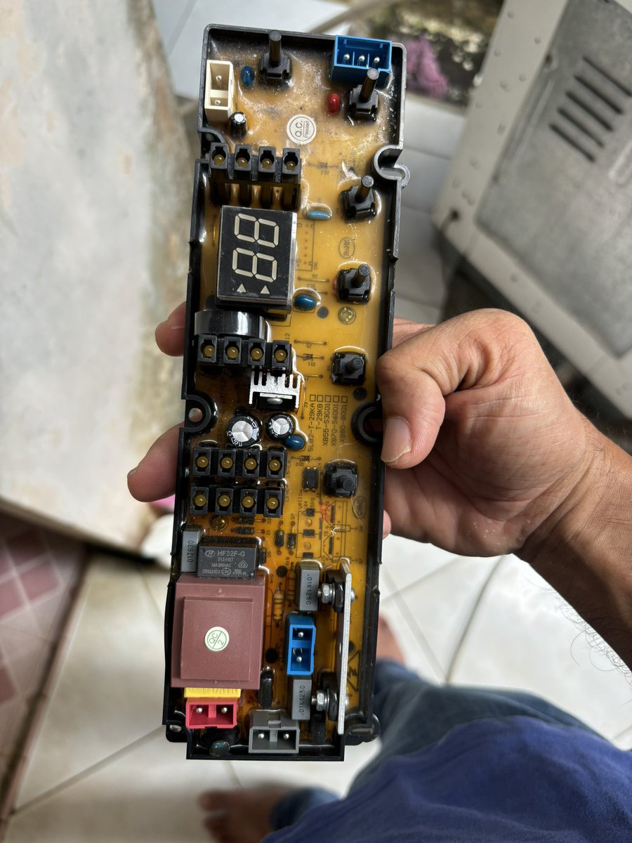komenii's tweet photo. @pln_123 Arus listrik kelebihan hingga 40 voltase kata bapak PLN yg berkunjung, sehingga motherboard mesin cuci terpaksa diganti dengan biaya 500rb. Jadi apa kebijakan PLN, pak? “Nggak ada pak, karena ini sudah alam yang terjadi”😭😭😭 https://t.co/NackyXGosX