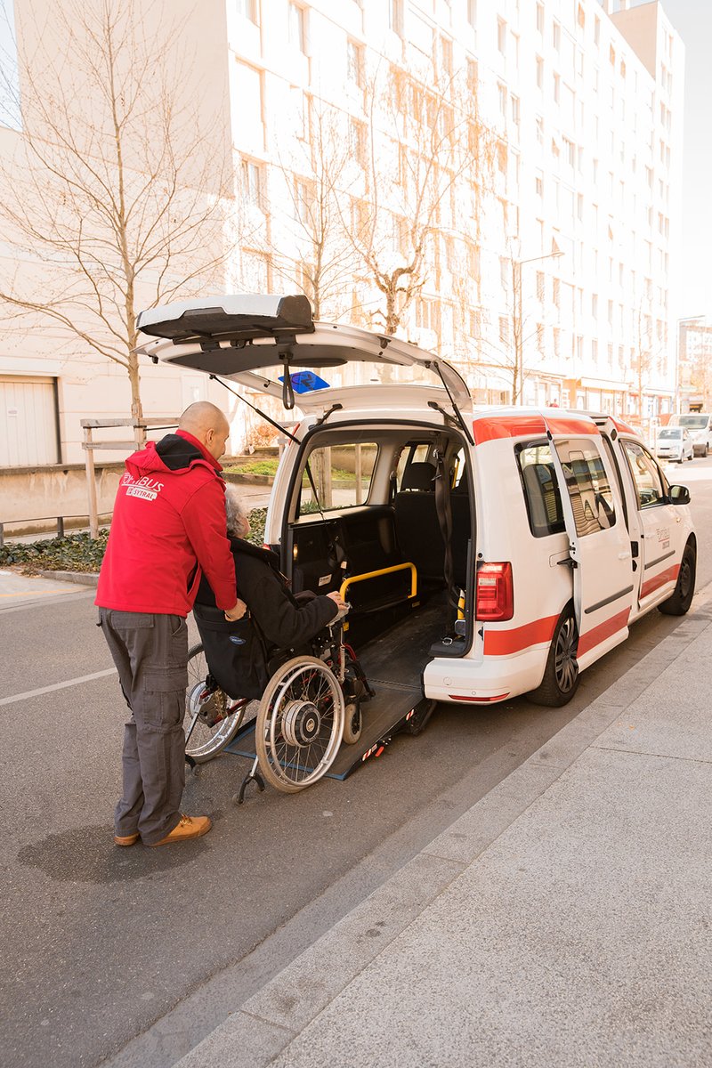 brunobernard_fr's tweet photo. 🅿️♿️ Un transport à la demande en porte-à-porte pour toutes les personnes PMR et Malvoyantes dans la Métropole de Lyon grâce à notre service #OPTIBUS. 🚍
✅ Sur simple inscription.
✅ Pour le même prix qu'un ticket #TCL.
👉 C'est plus de 100 000 trajets/an ! https://t.co/XCNwSNhQU7