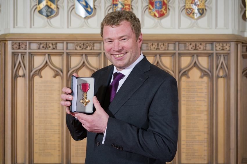 Extremely honoured to receive an OBE this week from HRH The Princess Royal. Massive thanks to all my colleagues and collaborators, especially everyone at @SPMIC_UoN @UoN_Physics @CercaMagnetics and @QuSpin_ To everyone in @UoN_MEG, past & present, this should be yours, not mine!