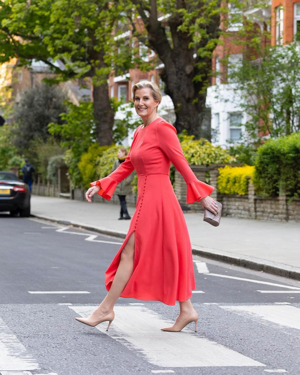 📸✨ 📸✨ Sophie d'Édimbourg pose à l'Abbey Road comme les Beatles ! Ambassadrice de Orbis UK, elle brille pour la prévention de la cécité. Un moment emblématique ! 🌟🎶👑 #SophiedEdimbourg #OrbisUK #Beatles #AbbeyRoad

📸 © @Theroyalfamily