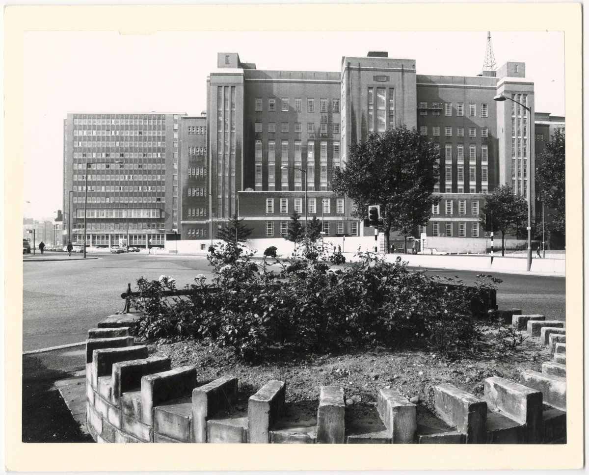 University of Aston, 1972. Beginning life as the Birmingham Municipal Technical School in 1895, it would become the UK's first college of advanced technology in 1956. This building was designed by Ashley & Newman and built in the early 1950s tinyurl.com/muspftz5 #Birmingham