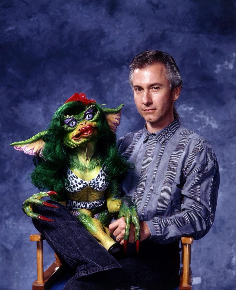 Le boss Rick Baker pose avec ses créations pour la promotion de GREMLINS 2 de Joe Dante, sorti en 1990. 💚 Le film est noté 6.5 sur SensCritique : bit.ly/3A6Md2T.