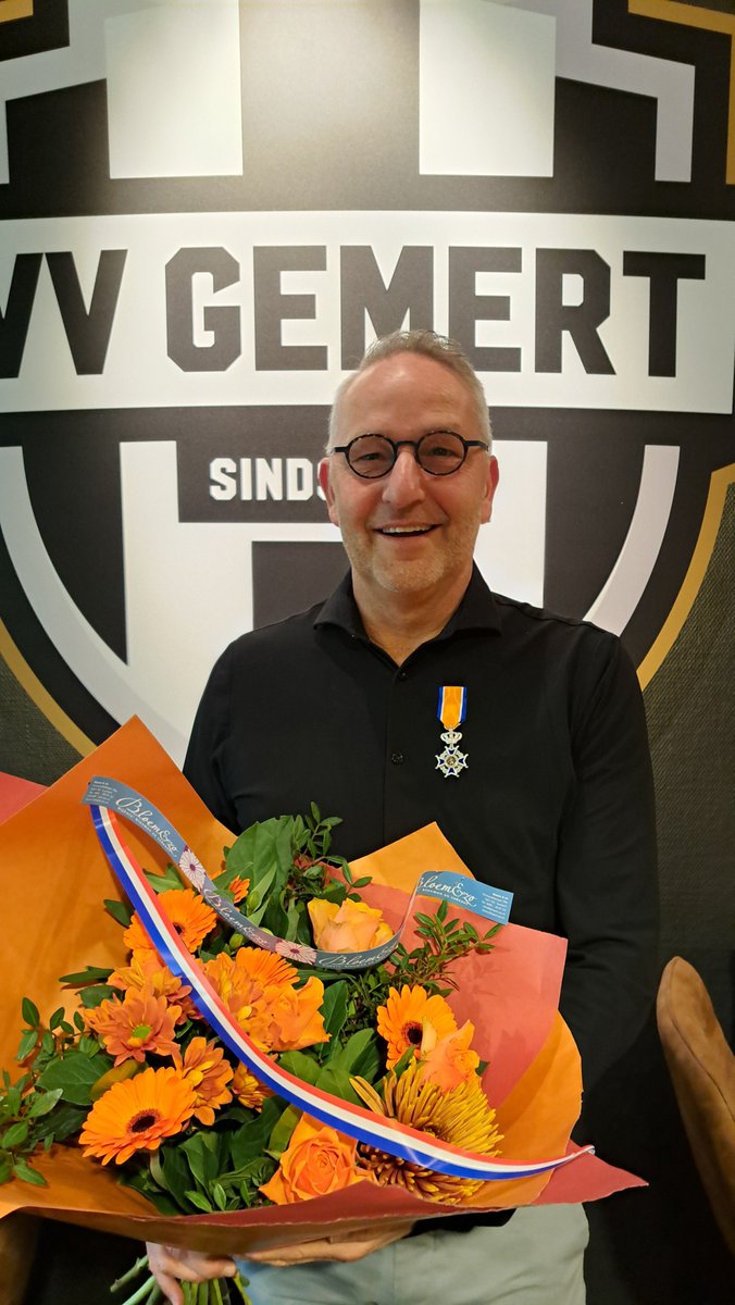 Frans van der Heijden is zojuist Koninklijk Onderscheiden! De penningmeester van <a href="/vvgemert/">vv Gemert</a> kreeg het lintje opgespeld door burgemeester Michiel van Veen als waardering voor Frans' vrijwilligerswerk op tal van gebieden. Lees er meer over op de site 🖤🤍
vvgemert.nl/lintje-voor-fr…