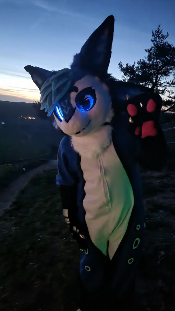 Happy fursuit Friday~

#Avali #fursuit #FursuitFriday #furry