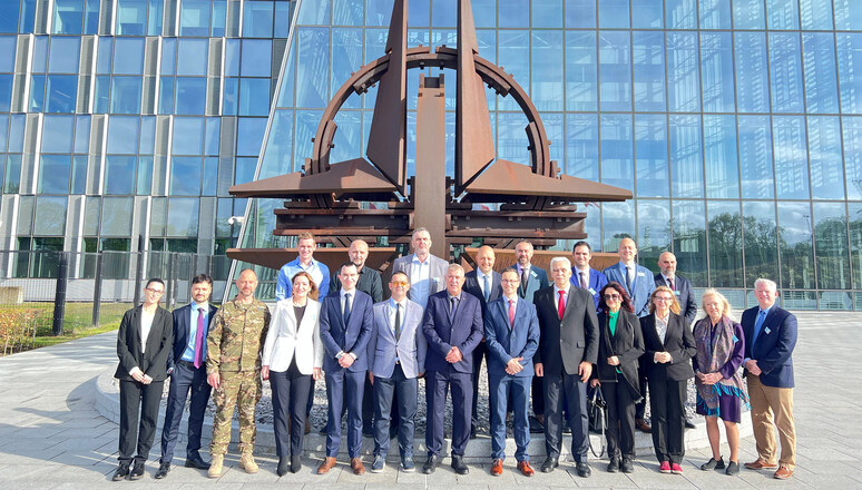 #NATO and 🇧🇦Bosnia and Herzegovina continue to strengthen their cooperation through defence education activities. Read more 👇 loom.ly/3EsnFoY