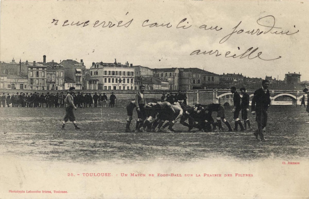 26 avril 1903 : @Toulouse dispute sa première finale du championnat de France de #Rugby à XV contre le Stade Français qui se soldera malheureusement par une défaite. Le match se déroule sur la prairie des Filtres comme sur cette photo réalisée quelques mois plus tôt. 📸Jeansou
