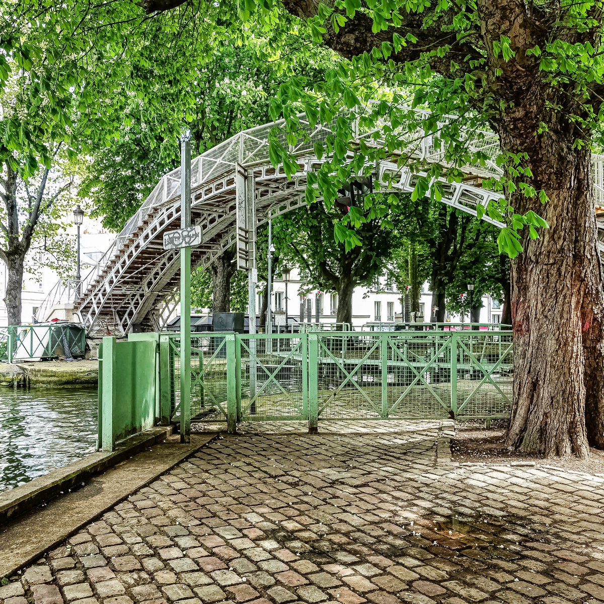 Passerelle sur le canal Saint Martin - Paris 10

#parisladouce #paris #pariscartepostale #parisjetaime #pariscityguide #paris10 #thisisparis #visitparisregion #patrimoine #architecture #streetofparis #canalsaintmartin #passerelle #bridge #parispatrimoine