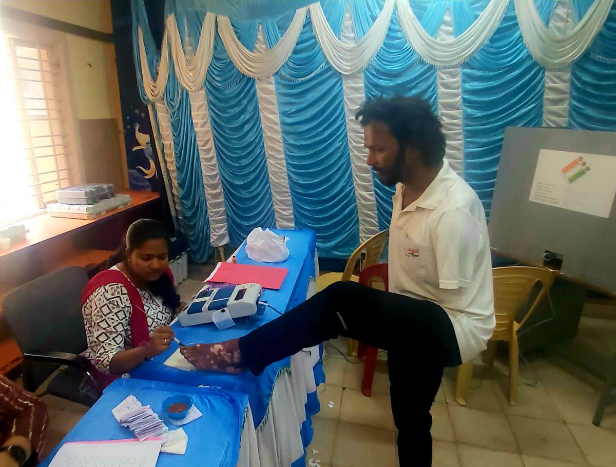 #ElectionsWithTheHindu | Para swimmer Vishwas K.S. casts his vote at Govindarajanagar in Bengaluru south constituency. 📸: @DarshanDevaiahB