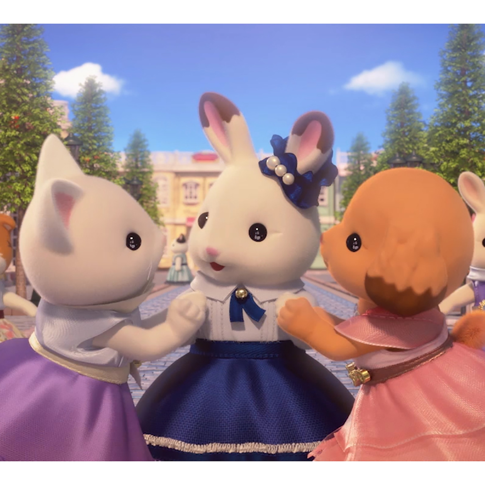 Stella, Laura and Lulu are dressed up in their finest dresses. 👗 Do you think they’re going to a dance tonight? ✨ It sure looks like fun. #dance #fancy #dresses #bigsisters #friends #sylvanianfamilies #sylvanianfamily #sylvanian #calicocritters #dollhouse #miniature