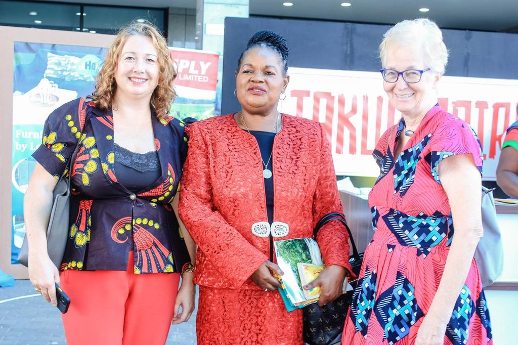 The High Commissioner @floneritchle (L) joined H.E. @LAZARUSCHAKWERA @AmakeTT at the #Malawi Tourism Expo. What a great ending to the #agriculturetourismmining promotion week! Tourism has a great potential to bring in more forex for economic development. #ipatsemoto