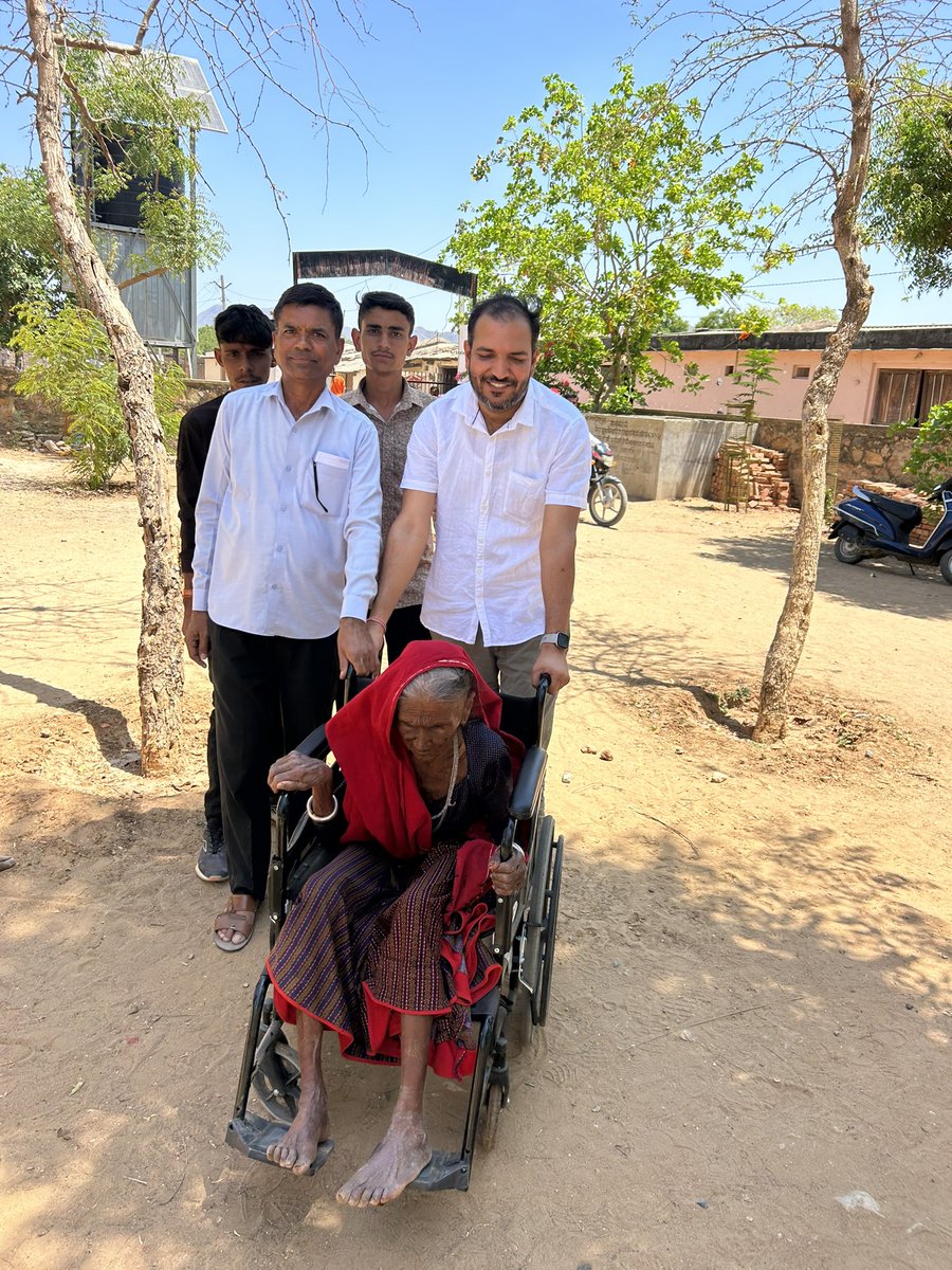GPManadar's tweet photo. ग्राम पंचायत मनादर के सभी बूथो पर दिव्यागज़नो ने बाढ़ चड्ढ कर भाग लिया एवम् उत्साह के साथ मतदान किया,ग्राम पंचायत के कार्मिको द्वारा उनका समान किया गया ।
@ECISVEEP @Dmsirohi @AbhishekSCharan @Moolendra_ https://t.co/OivJ3CGc5S