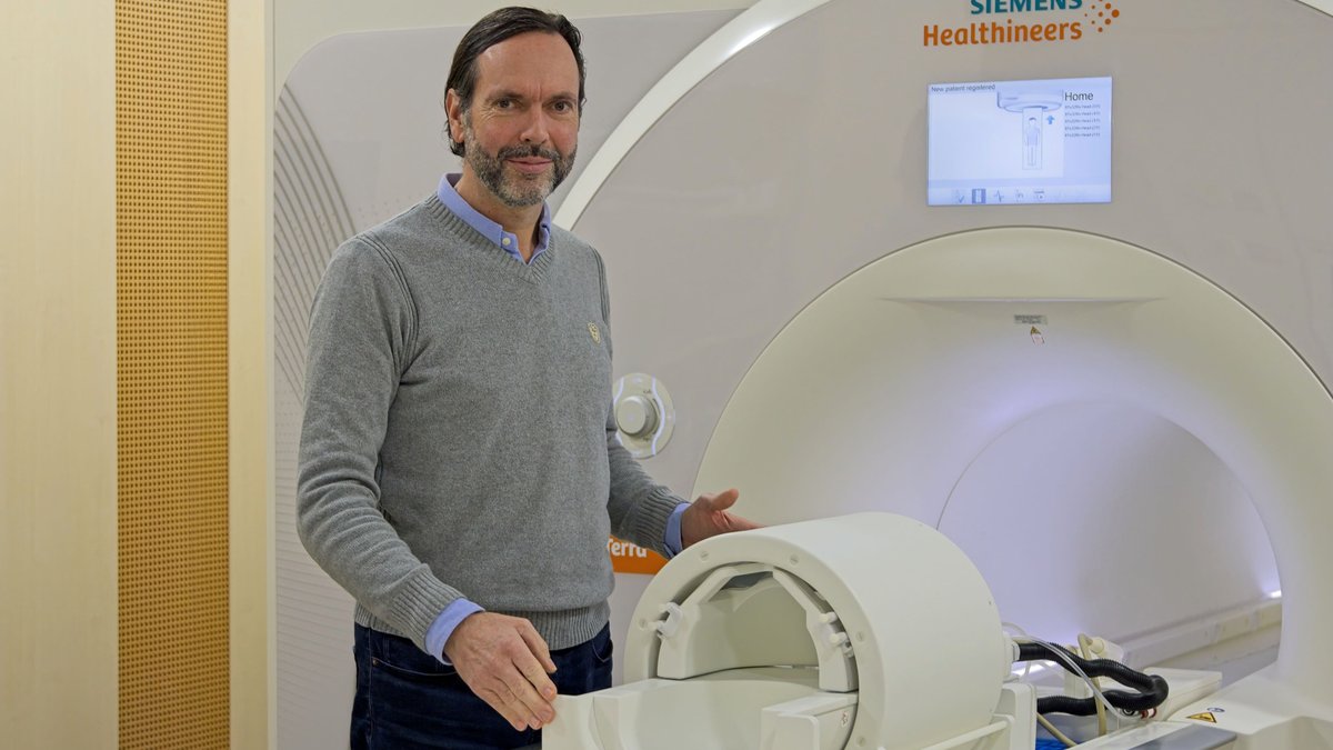 Die #Magnetresonanztomographie (#MRT) ist einzigartig, um Kopf und Körper zu erforschen. Damit die Verbindungen von #Gehirn und Halswirbelsäule gleichzeitig dargestellt werden können, entwickelt das @ELH_Institute eine Hochfrequenz-Spule für 7-Tesla MRT. uni-due.de/2024-04-25-neu…