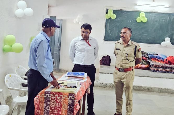 RajsamandPolice's tweet image. #राजसमन्द #लोकसभाचुनाव2024
जिला कलक्टर एवं पुलिस अधीक्षक द्वारा नाथद्वारा में मतदान केंद्रों का निरीक्षण किया एवं मतदाताओं से रूबरू हुए।
#RajsamandPolice
#LokSabhaElections2024
@CeoRajasthan
@PoliceRajasthan
@Rajsamand_Distt