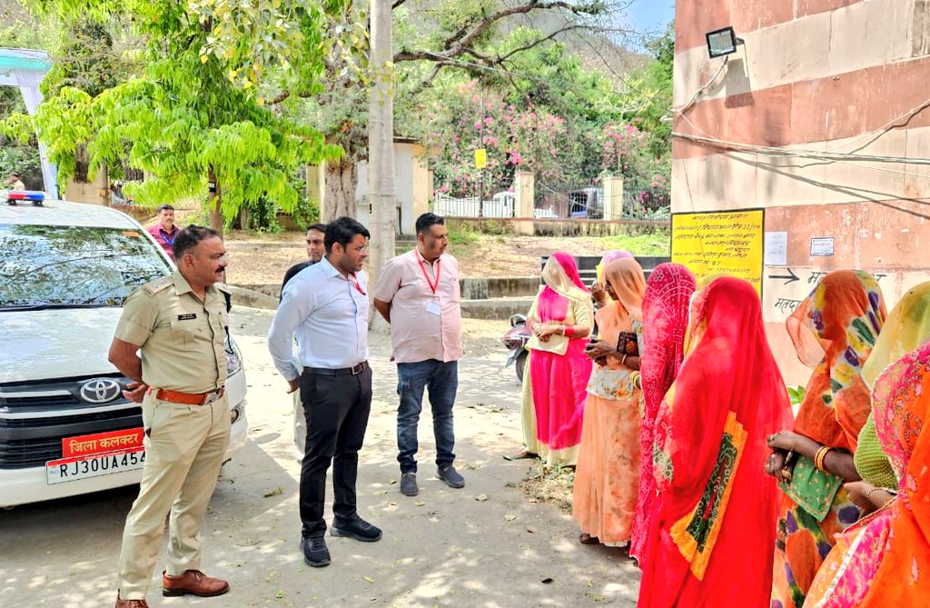 RajsamandPolice's tweet image. #राजसमन्द #लोकसभाचुनाव2024
जिला कलक्टर एवं पुलिस अधीक्षक द्वारा नाथद्वारा में मतदान केंद्रों का निरीक्षण किया एवं मतदाताओं से रूबरू हुए।
#RajsamandPolice
#LokSabhaElections2024
@CeoRajasthan
@PoliceRajasthan
@Rajsamand_Distt