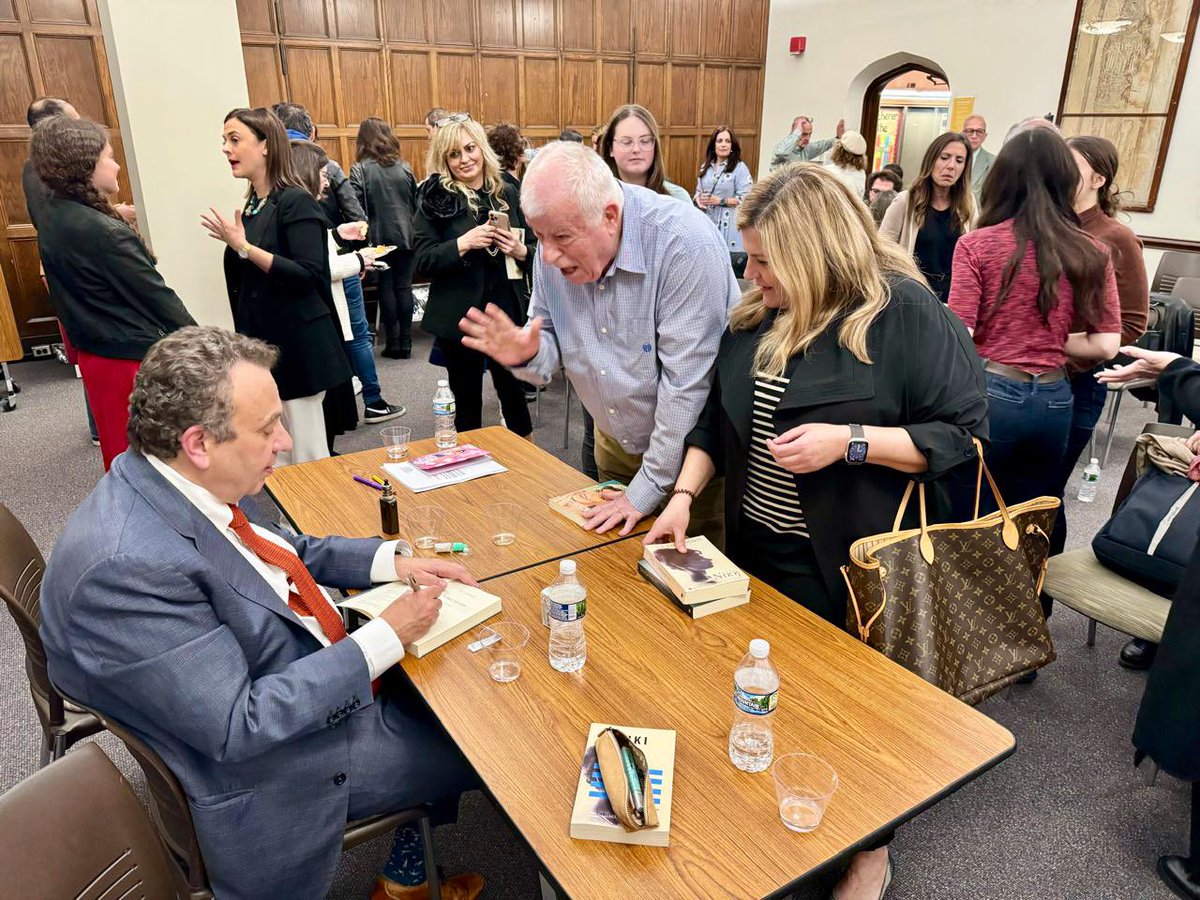 Award-winning author C. Chomenidis: “Through art 🇬🇷 can reintroduce itself to the world.' On #WorldBookDay an event featuring his book 'Niki' was organized @UChicago. After reading selected excerpts, the audience discussed with the author who signed copies of his exquisite novel.