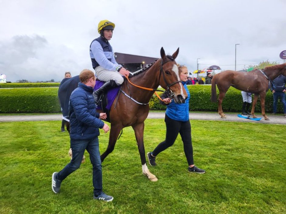 FARFROMNOWHERE (Shirocco) had impressed when winning her point-to-point for @colinboweracing and looks to have a bright future after taking the bumper @WexfordRacecour last night for @nolan_racing, owners David Flynn & J R Brennan and breeder Tim Hegarty 👏🏻💃 📸@IrishRacing365