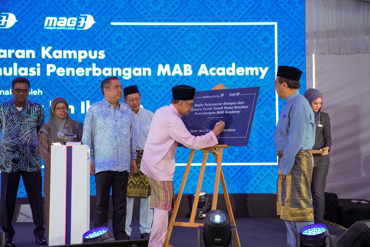 Prime Minister, Dato’ Seri Anwar Ibrahim graced Malaysia Aviation Group’s (MAG) new MAB Academy campus and officiated the groundbreaking of our innovative Flight Simulator Building today. The event was also attended by Minister of Transport, Tuan Loke Siew Fook; Group Chairman of