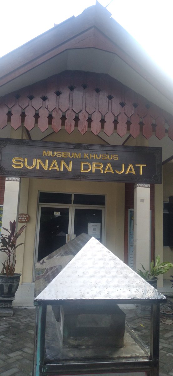 Ba'da Subuh,sarapan lanjut ke Gresik ada tiga Auliyallah disini yang kita ziarahi.....
Sunan Drajat....