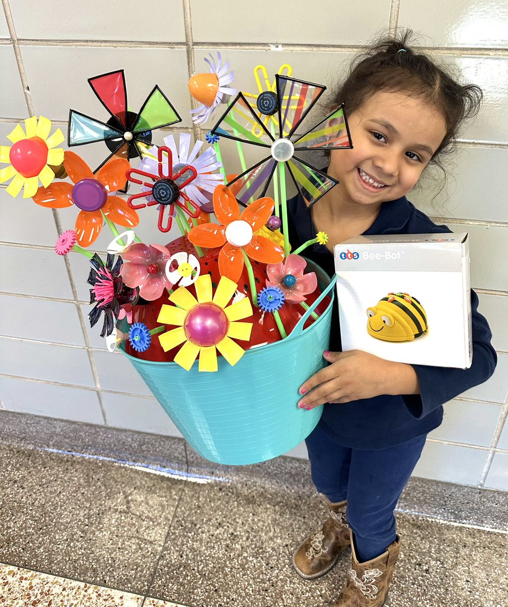 Ross STEM Magnet scholars’  Earth Day Project winners and their selected prizes. #PlanetVsPlastic @shecanSTEM @MFAH <a href="/PrincipalReed_/">Principal Reed_RossES</a> <a href="/ray4d_thebetsy/">Robin Rayford ✏️🍎</a> <a href="/BetsyRossElem/">Betsy Ross ES</a> @HISDChoice @TeamHISD <a href="/HISD_ElemMath/">Houston ISD Elementary Math</a> @HISDFACE <a href="/houstongent/">kdowney</a> <a href="/Brainmogul95/">Patrice Brown</a> @behaviorlady <a href="/petecarter3/">Erika Carter</a> <a href="/HoustonISD_GT/">HISD Gifted and Talented</a>