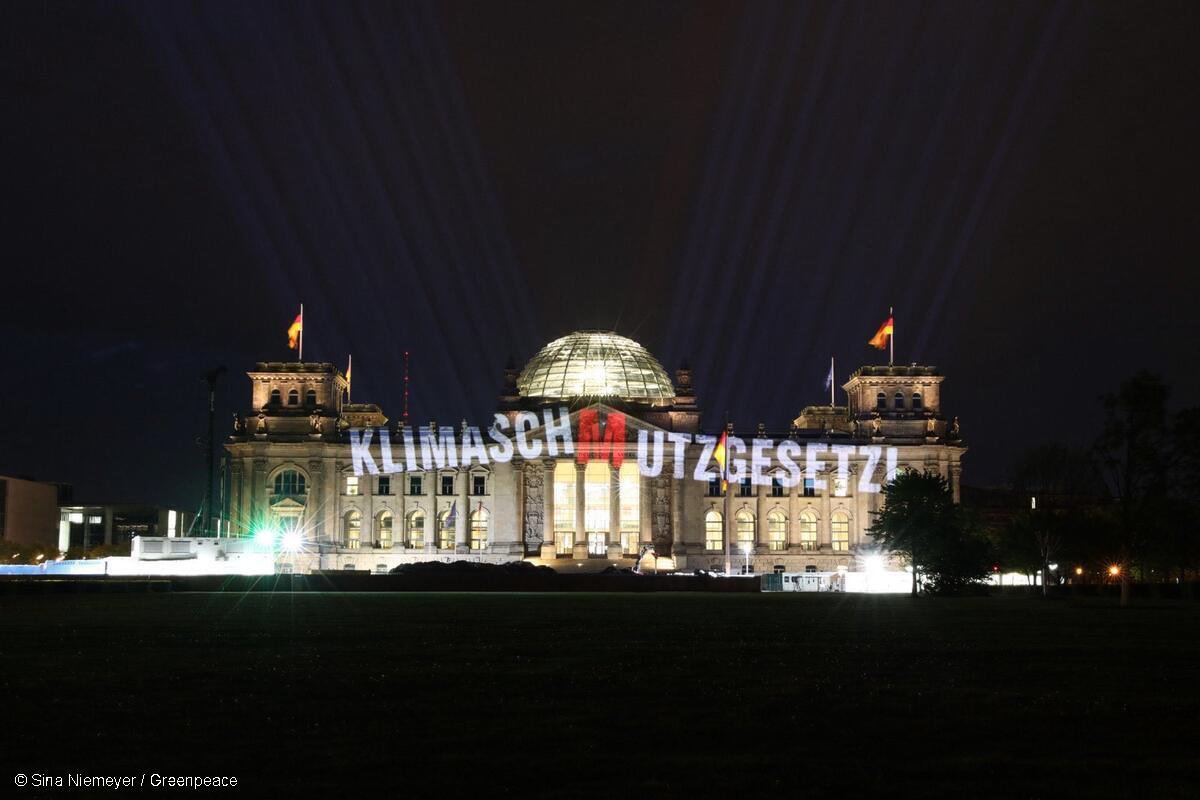 #Klimaschutz statt Klimaschmutz! Greenpeace-Aktivist:innen fordern den Bundestag in #Berlin heute Morgen🔦 auf, das aufgeweichte #Klimaschutzgesetz in dieser Form nicht zu verabschieden!