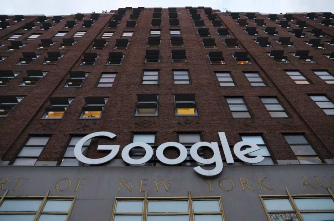 📊 Google'ın ana şirketi Alphabet, ilk kez temettü dağıtacağını ve 70 milyar dolarlık hisse geri alımı yapacağını duyurarak yatırımcıları memnun etti ve hisse fiyatlarını %16 artırarak şirketin piyasa değerini 2 trilyon dolara yükseltti.

Şirket, veri merkezlerine büyük…