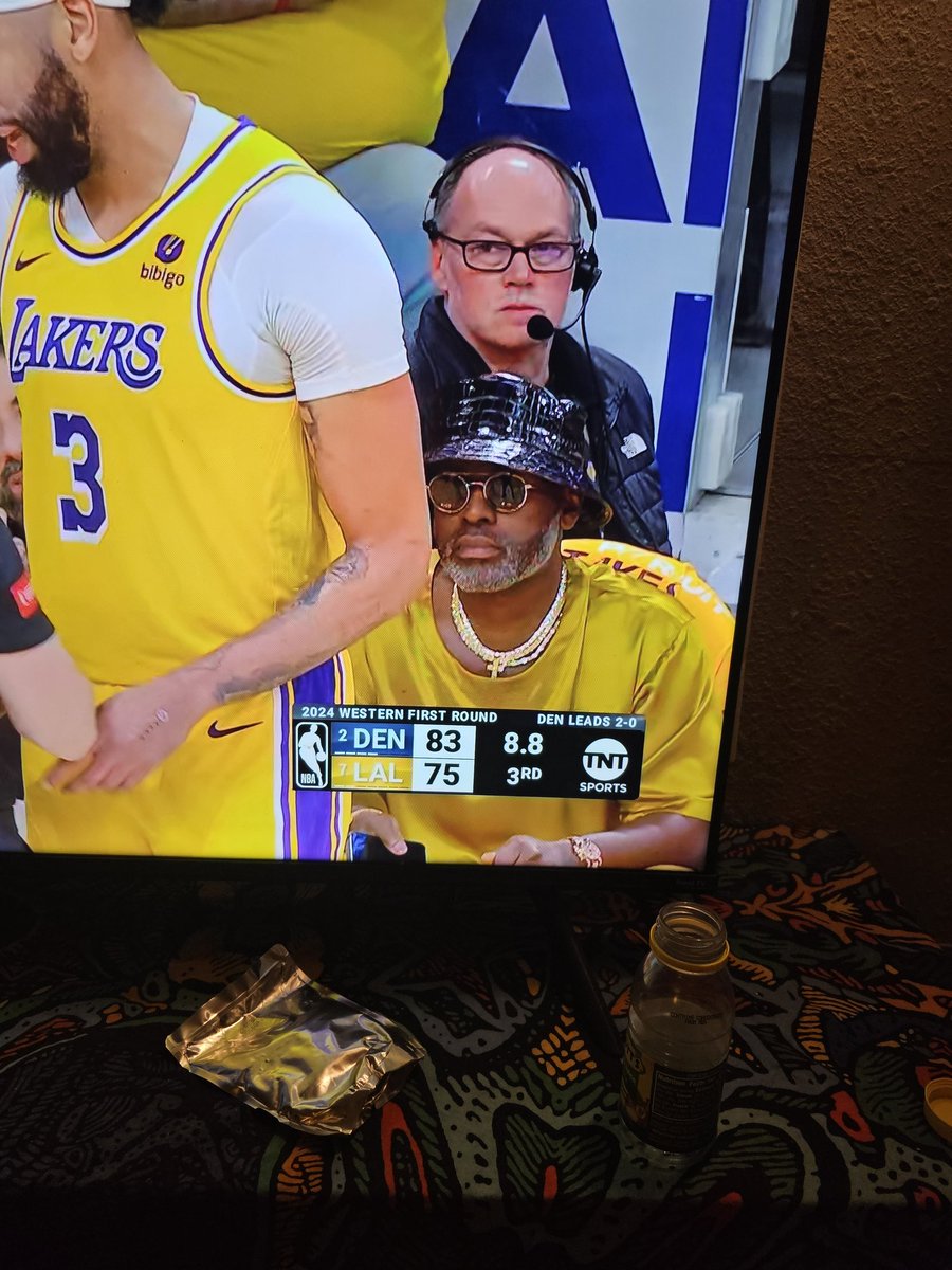 Thumpdaddy3's tweet photo. Why is DMX sitting Courtside at the Lakers Game?!?!?! https://t.co/aptzQ0E8vx