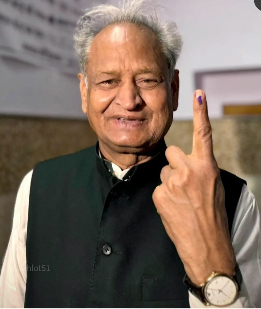 #Rajasthan Photos : Inked fingers , all smiles & the 'time' 13 Lok Sabha seats go to polls, in the second phase, today. Former CMs , Vasundhara Raje casts her vote in Jhalapartan & Ashok Gehlot in Jodhpur. #LokSabhaElections2024
