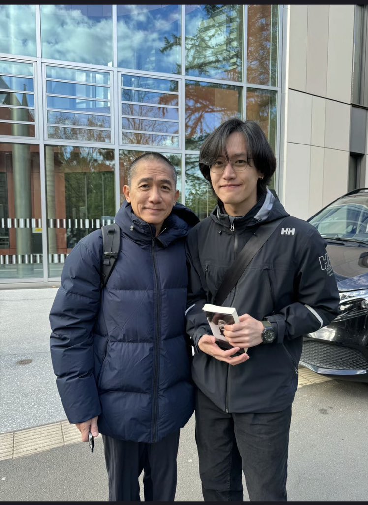 Le grand Tony Leung avec un fan.