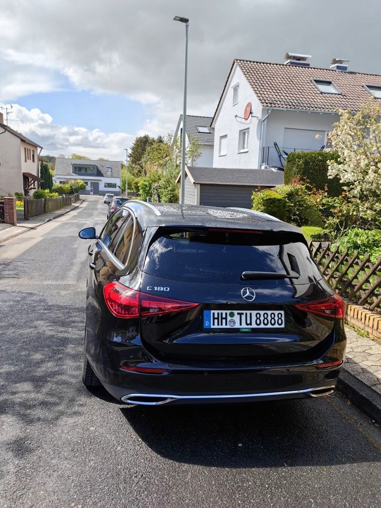 The car's screen now enables the opening of the garage door with eWeLink carplay support now！