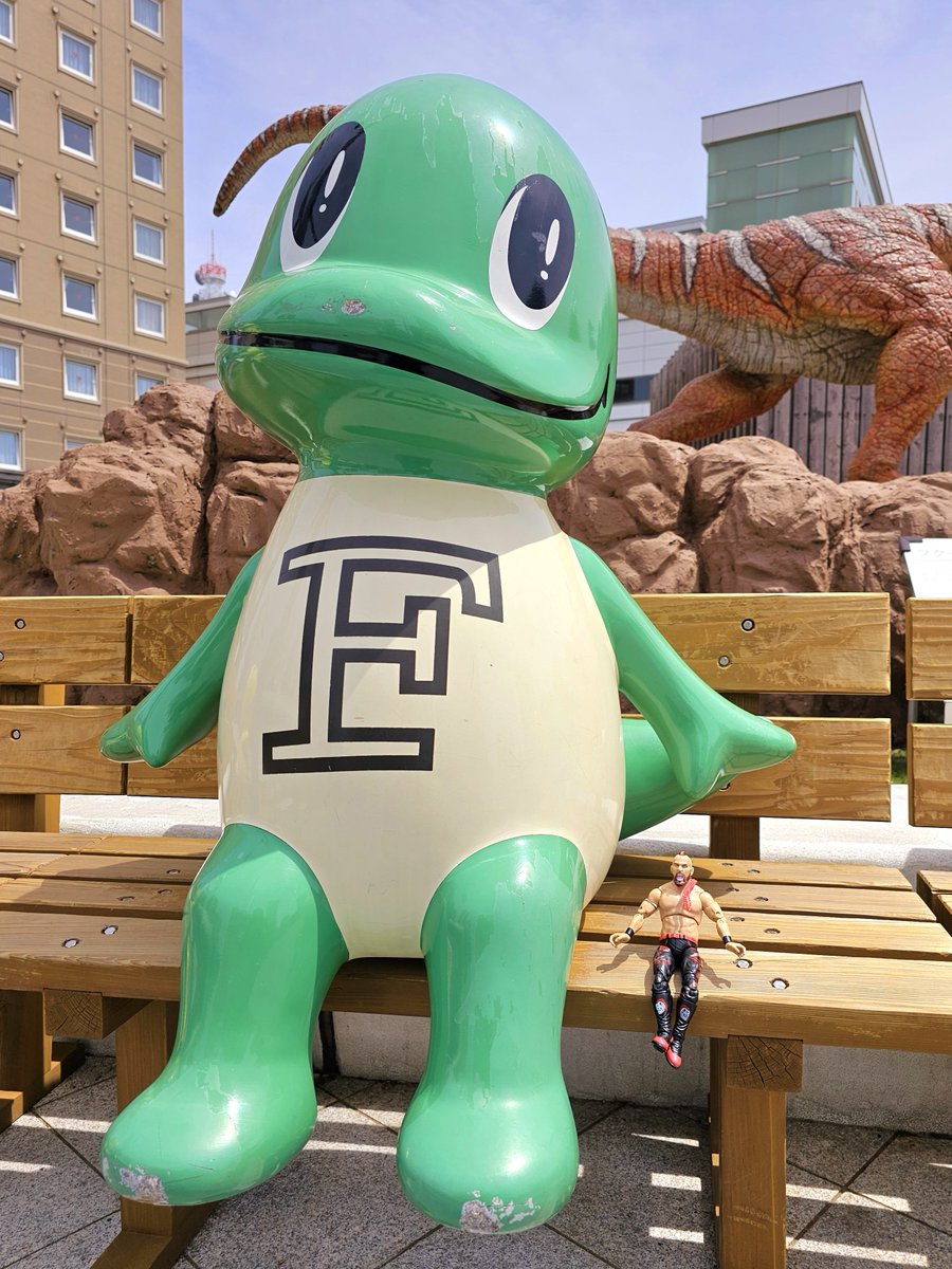 dayoshimanpuku's tweet image. GW旅行ぽい子連れの親子ちゃんたちの記念撮影に紛れて「らんすー可愛いよー☺️」と負けずに記念撮影する僕だよ🐷

#旅だよし #MiniHawk #MiniHawkとだよし