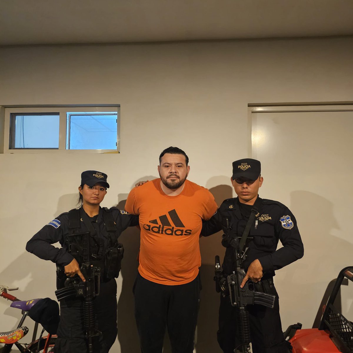 La <a href="/FGR_SV/">Fiscalía General de la República El Salvador</a> ha ordenado la captura del Comisionado Presidencial Christian Herson Flores Sandoval, por el delito de Cohecho Impropio en calidad de Autor Directo.

Consta en las investigaciones que Flores, valiéndose de su cargo como Comisionado Presidencial, exigía dinero a