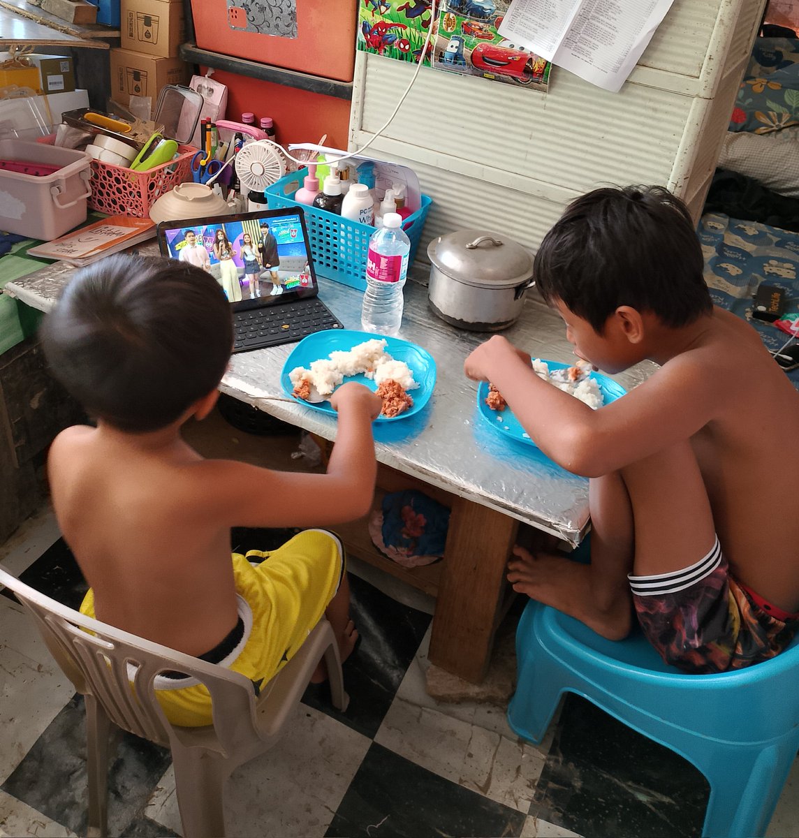 sassydhits's tweet image. Its Lunchtime Watching Showtime Everyday nakatutok.. 

Sibrang init kaya h*bad baro muna ang mga bulilit 😊🥰

#ShowtimePasadoKa 
#ItsShowTimeNa 
@itsShowtimeNa
#ShowTimeKapamilya 
#OnlineLive