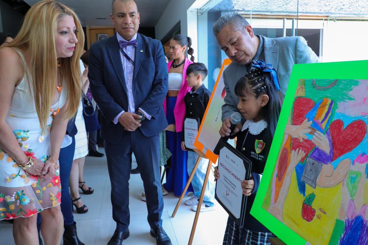 Esta tarde se llevó a cabo la Ceremonia de Premiación del “18° Concurso Nacional y 20° Concurso Estatal de dibujo Infantil Relacionado a la Donación de Órganos y Tejidos con fines de Trasplante'.
#PrevenirEsSalud  
#DonaVida 
#DonaciónDeÓrganos 
#CETRAEM