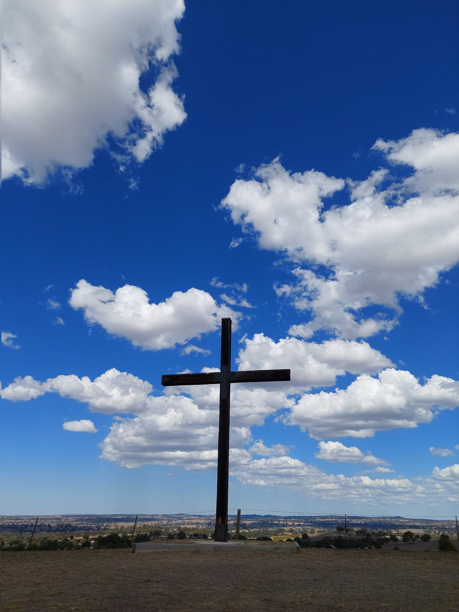 xenoswahid's tweet photo. A lonely cross at Eden Valley lookout point #SouthAustalia https://t.co/FDaorn0gJa