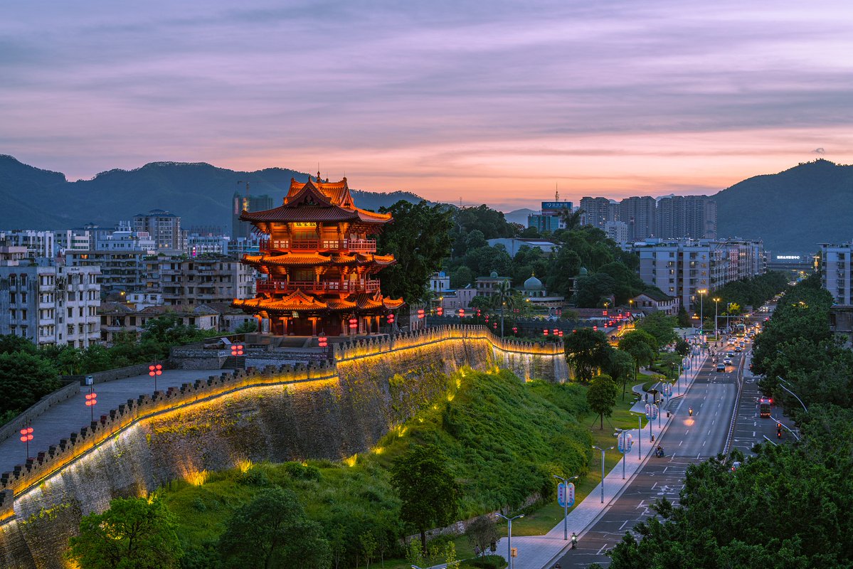 Stretching about 2,800 meters in total length, the #Zhaoqing Ancient City Wall boasts a history of over 900 years. As the most well-preserved ancient city wall in #Guangdong, it served both defensive and flood prevention functions in the past. #WorldHeritageDay #culturalheritage