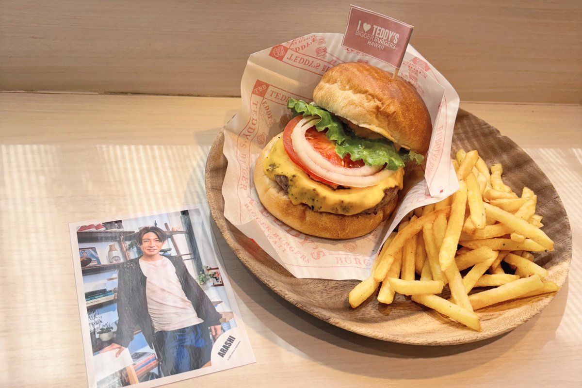lu_ara5hi's tweet photo. 相葉くんが食べたハンバーガー🍔
甘めのふわふわバンズに、軽いのに濃厚なお肉！
ひとり席もあるしグループで来てた人も賑やかで居やすい。 https://t.co/SDvIxlESyd