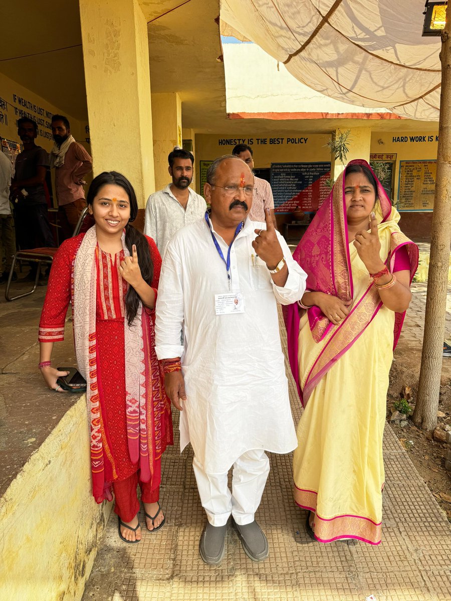 कोटा से कांग्रेस प्रत्याशी प्रहलाद गुंजल ने अपना मतदान किया।