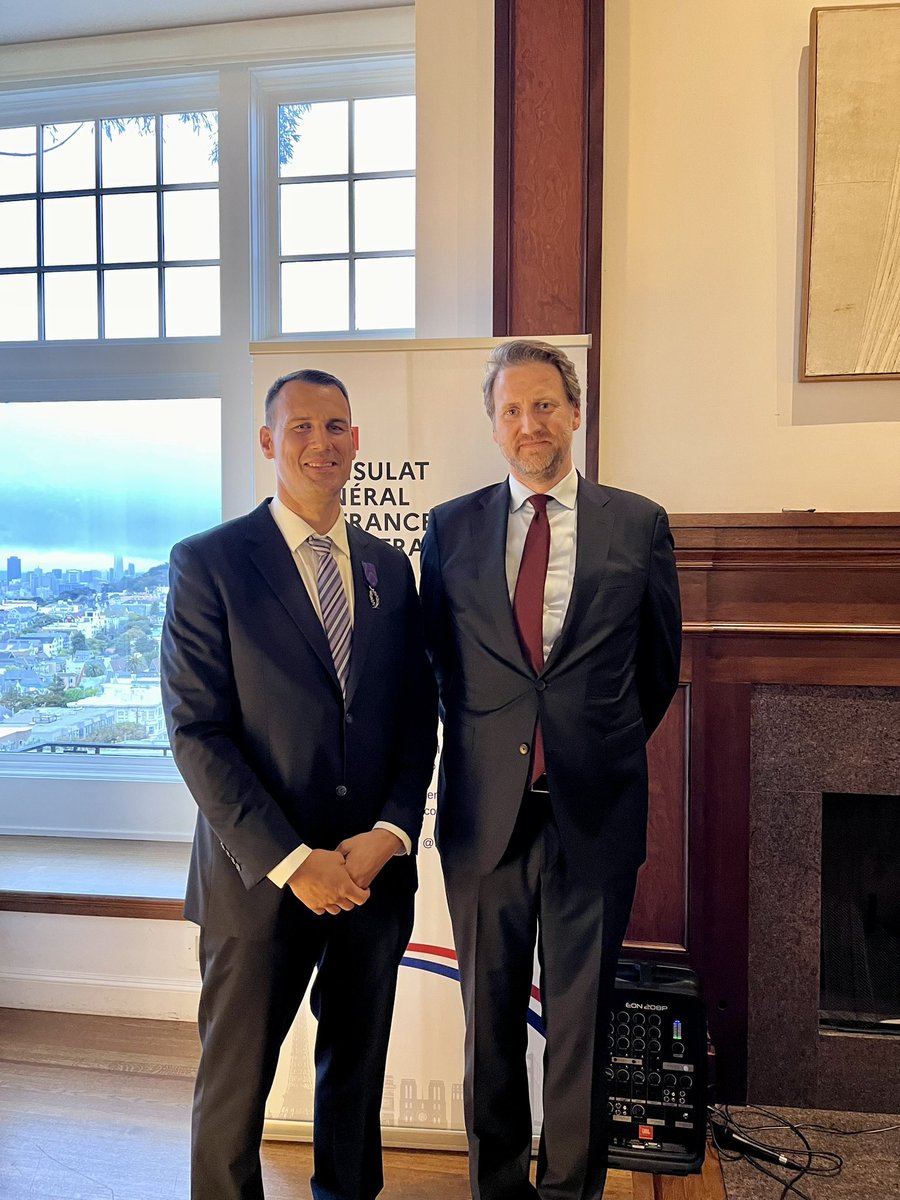 🎖️Heureux d’avoir remis aujourd’hui les Palmes académiques à Gwennaël Petillat, conseiller pédagogique qui sillonne l’Amérique du Nord pour former les enseignants du premier degré des établissements homologués <a href="/aefeinfo/">AEFE</a>. Félicitations <a href="/GwenPETILLAT/">Gwennael PETILLAT</a> !