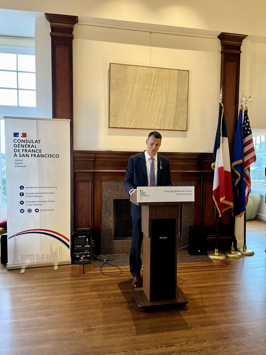 Frederic_Jung's tweet photo. 🎖️Heureux d’avoir remis aujourd’hui les Palmes académiques à Gwennaël Petillat, conseiller pédagogique qui sillonne l’Amérique du Nord pour former les enseignants du premier degré des établissements homologués @aefeinfo. Félicitations @GwenPETILLAT ! https://t.co/mfI3BtS2bJ