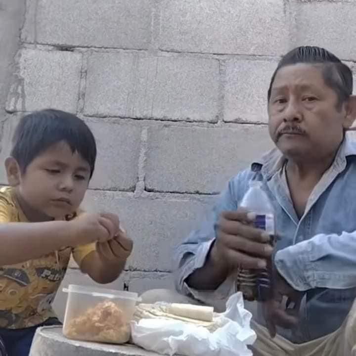 #EnImágenes||⛔ 🛑 Padre e hijo comparten el lunch en un día laboral de albañilería, las imágenes se han vuelto virales en redes sociales causando conmoción ya que algunos han recordado buenos momentos con sus familiares