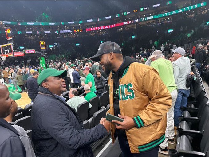 Rais Mustaafu Uhuru Kenyatta alionekana akihudhuria mechi ya NBA kati ya Boston Celtics na Miami Heat ugani TD Gardens mjini Boston Amerika. #KituoChaWakenya