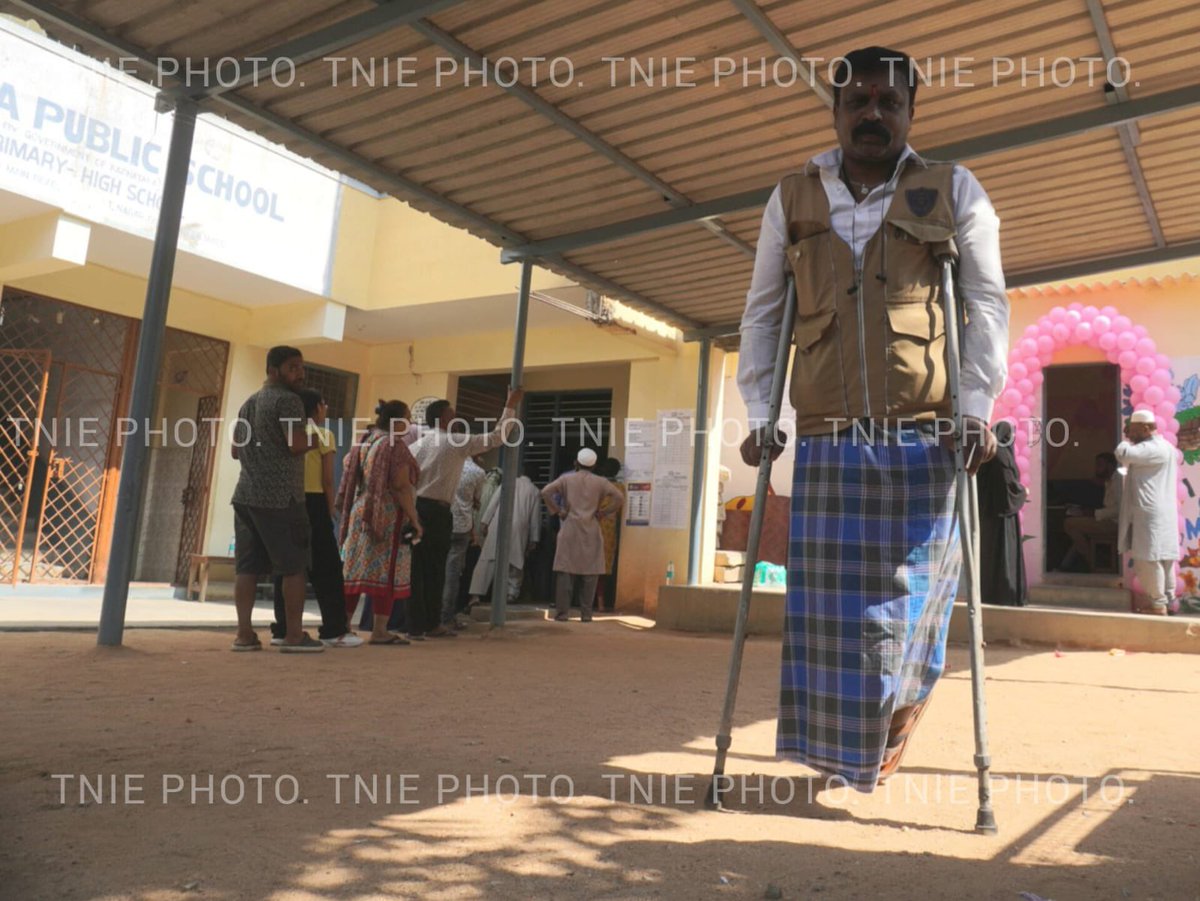 #LSPollsWithTNIE #KarnatakaElections A 43-year-old man who lost one of his legs in an unfortunate accident showed up to vote in #Bengaluru North Photo by: @iallenegenuse